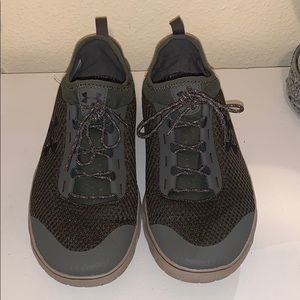Size 9.5 under armor sneakers